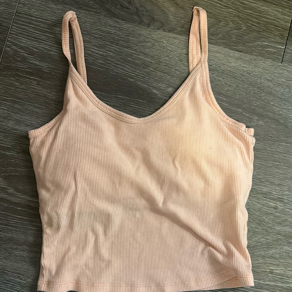 i’m selling a PINK crop top it has build in bra perfect condition